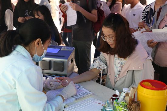 无偿献血,有你有我——血车进校活动在广西民族大学举行