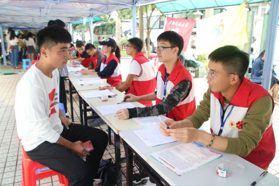 广西民族大学东校区355名志愿者献血94750毫升