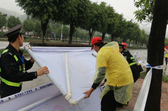 广西民族大学2500名学生参加环广西公路自行车世界巡回赛志愿服务活动