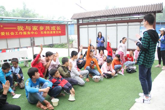 广西民族大学传媒学院赴忠良村开展志愿服务活动