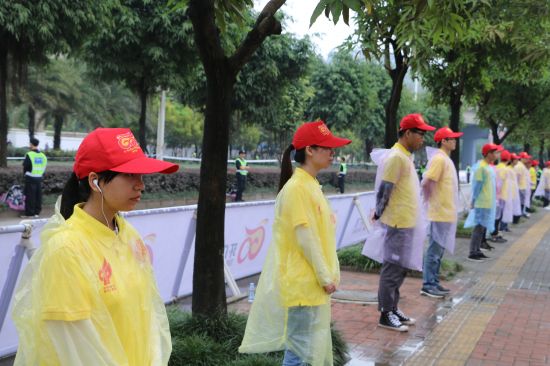 广西民族大学2500名学生参加环广西公路自行车世界巡回赛志愿服务活动