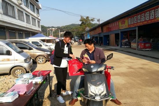 “小天平”普法千里行志愿服务团队举办“农民工法律维权”主题普法活动