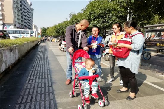 广西师范大学星愿桥公益团队善行100·温暖行动举行第二周劝募活动