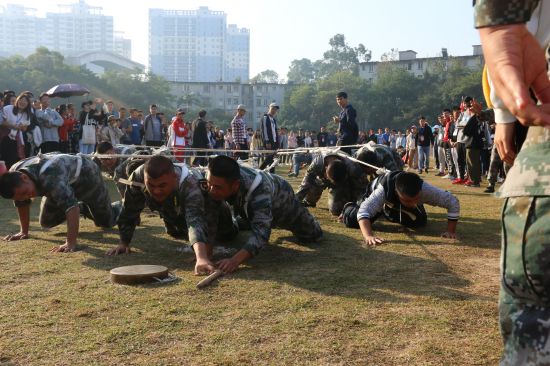 【广西民族大学2018校运会】齐心协力，一槌定音——记大象拔河比赛