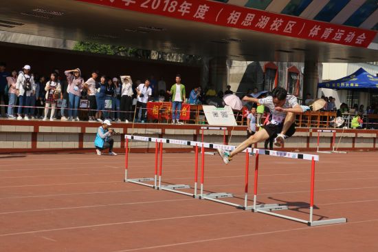 【广西民族大学2018校运会】跨越障碍，超越自我—记男子甲组110米栏决赛