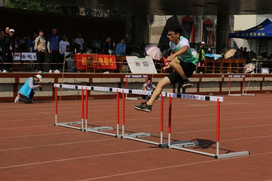 【广西民族大学2018校运会】跨越障碍，超越自我—记男子甲组110米栏决赛