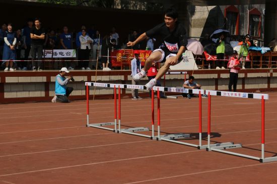 【广西民族大学2018校运会】跨越障碍，超越自我—记男子甲组110米栏决赛