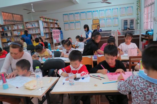 大手拉小手，有梦一起走——广西民族大学文学院志愿者 赴上尧开展折纸绘画课堂爱心支教活动