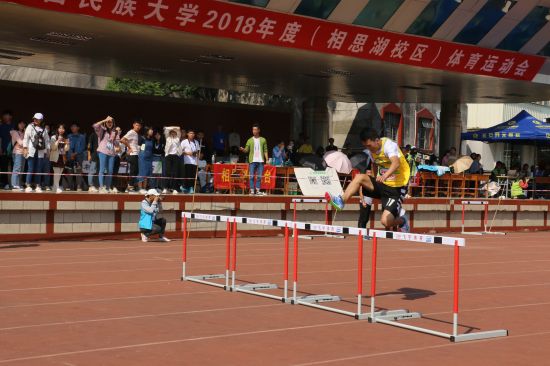 【广西民族大学2018校运会】跨越障碍，超越自我—记男子甲组110米栏决赛