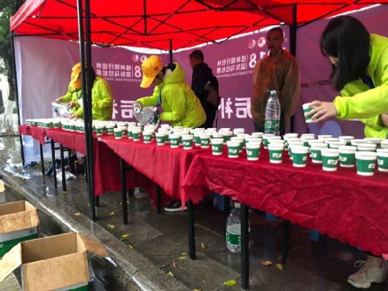 广西师范大学乐群志愿者参与2018桂林银行桂林国际马拉松赛志愿服务