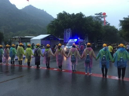 广西师范大学乐群志愿者参与2018桂林银行桂林国际马拉松赛志愿服务