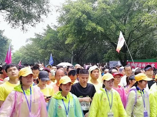 广西师范大学乐群志愿者参与2018桂林银行桂林国际马拉松赛志愿服务