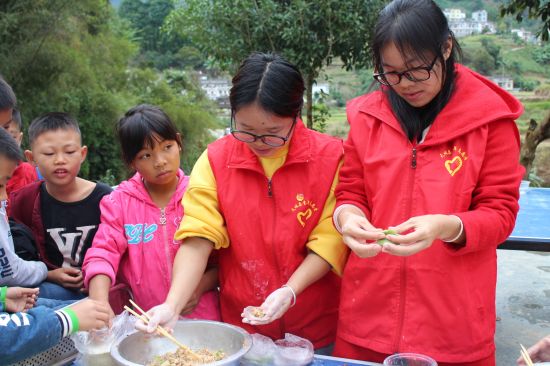 天峨团县委开展“情暖童心”关爱留守儿童