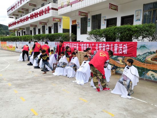 天峨团县委开展“情暖童心”关爱留守儿童