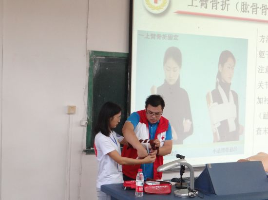 广西民族大学文学院开展医疗培训会