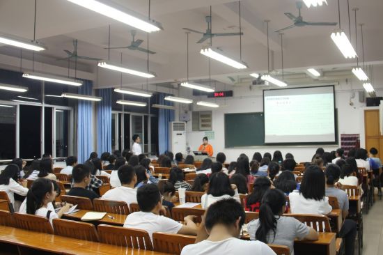 广西民族大学法学院2017级法学2班举行“我与法律有个约会”之防卫边缘主题活动