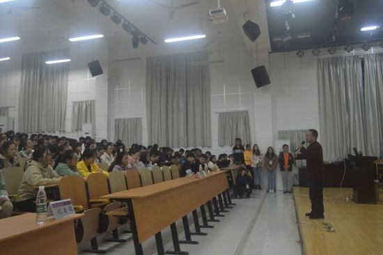 广西师范大学经济管理学院举办2018年第四期“感受国学经典，弘扬传统文化”道德讲堂