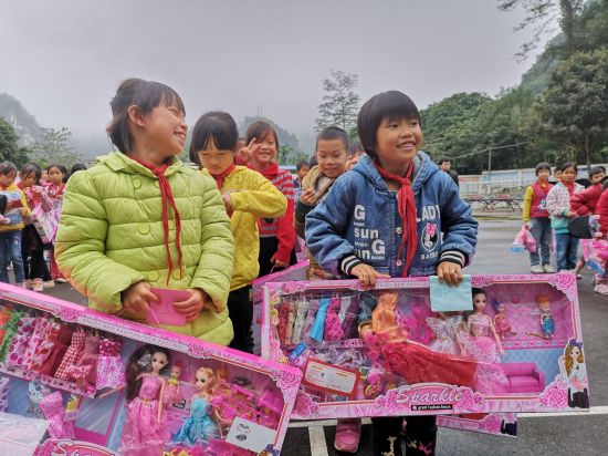 隆安县团委开展“微爱传递·童心圆梦”爱心公益活动