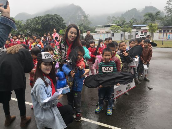 隆安县团委开展“微爱传递·童心圆梦”爱心公益活动