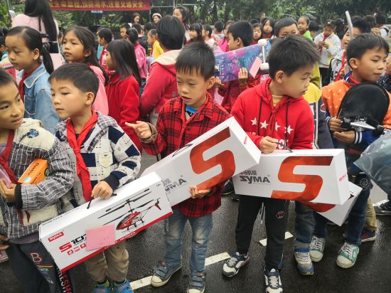 隆安县团委开展“微爱传递·童心圆梦”爱心公益活动