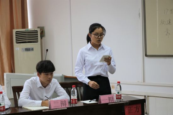 广西民族大学理学院第七届“英华杯”辩论赛初赛顺利进行