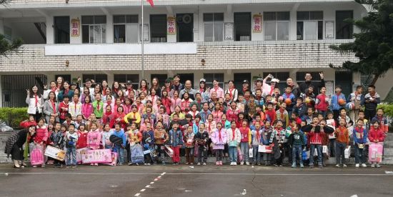 隆安县团委开展“微爱传递·童心圆梦”爱心公益活动