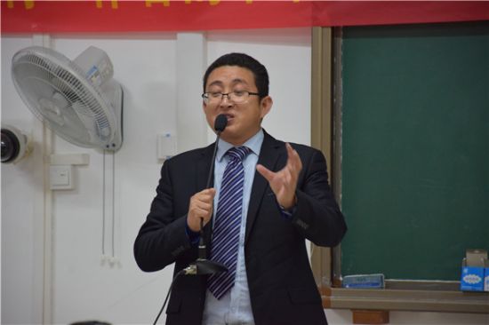 广西师范大学法学院/政治与公共管理学院举办“十年教育,十年服务,十年助人”道德讲堂论坛