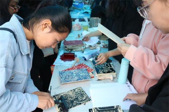 广西师范大学设计学院开展“传承古法 纸艺匠心”非遗进校园体验活动