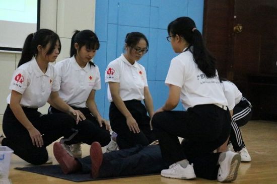 广西师范大学校红十字会举办第八届救护技能大赛决赛暨2018年入会典礼