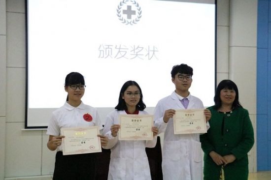 广西师范大学校红十字会举办第八届救护技能大赛决赛暨2018年入会典礼