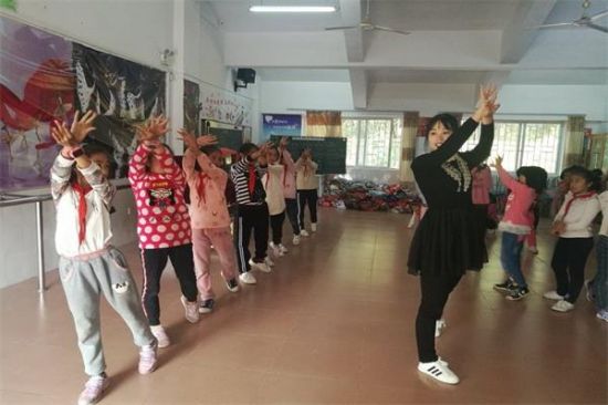 广西师范大学青年志愿者协会开展草坪回族希望小学支教活动