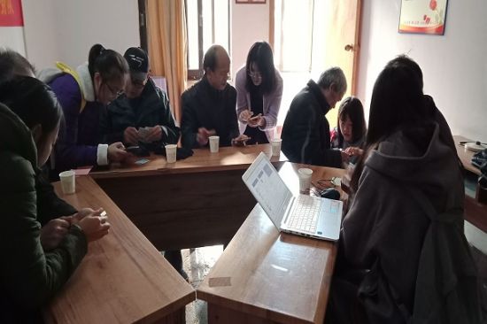 广西师范大学“爱·回家”服务队开展夕阳再晨·科技助老小组学习活动