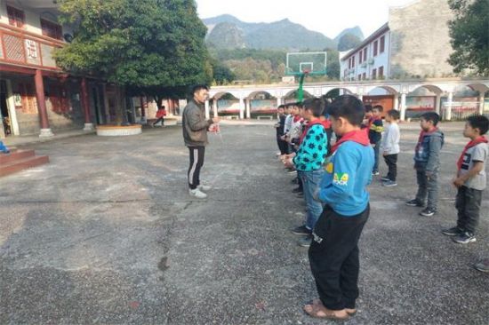 广西师范大学青年志愿者协会开展草坪回族希望小学支教活动