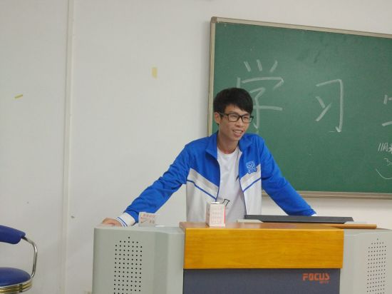 广西民族大学化学化工学院召开“学习学生手册”主题班会