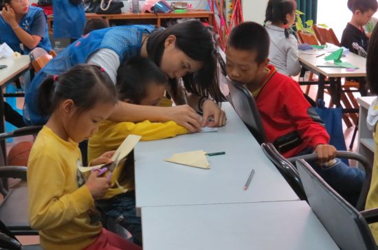 大手拉小手，有梦一起走——广西民族大学文学院志愿者赴上尧开展折纸绘画课堂爱心支教活动