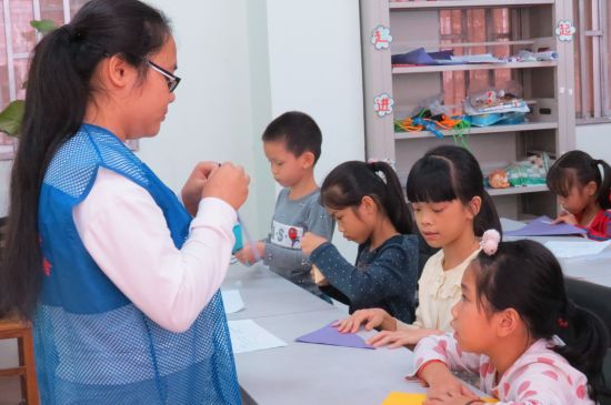 大手拉小手，有梦一起走——广西民族大学文学院志愿者赴上尧开展折纸绘画课堂爱心支教活动