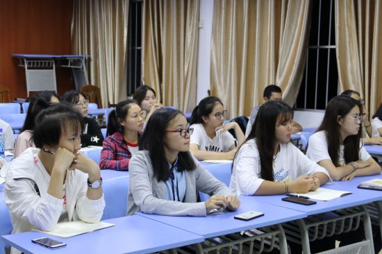 广西民族大学政管学院党建工作中心召开学习宗教知识主题会议