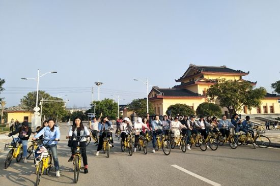 广西师范大学2016级会计学班开展“低碳环保,骑乐无穷”公益骑行活动