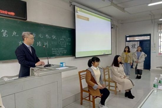 广西师范大学万众爱心学校承办第九期少儿礼仪师资培训会