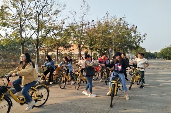 广西师范大学2016级会计学班开展“低碳环保,骑乐无穷”公益骑行活动