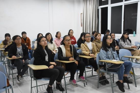 广西师范大学外国语学院2017级外文第一团支部顺利举行“迎改革四十年,庆壮乡六十载”主题团日活动