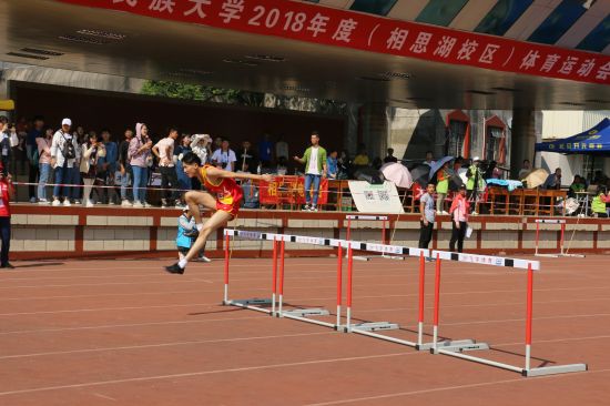 【2018广西民族大学校运会】跨越障碍,超越自我—记男子甲组110米栏决赛
