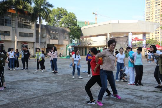 广西民族大学外国语学院举行第一届师生趣味运动会