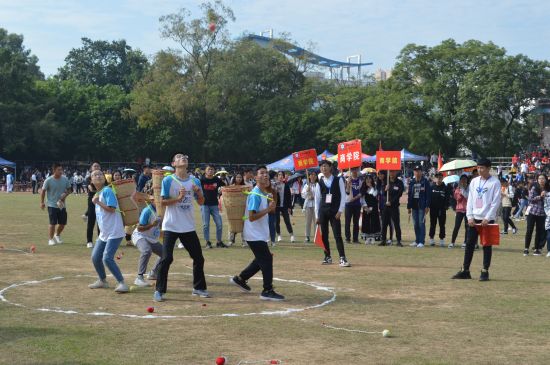 【2018广西民族大学校运会】背篓抛绣球:抛绣球,传激情