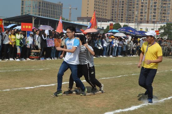 【2018广西民族大学校运会】三人板鞋:默契为翅,踏步如飞