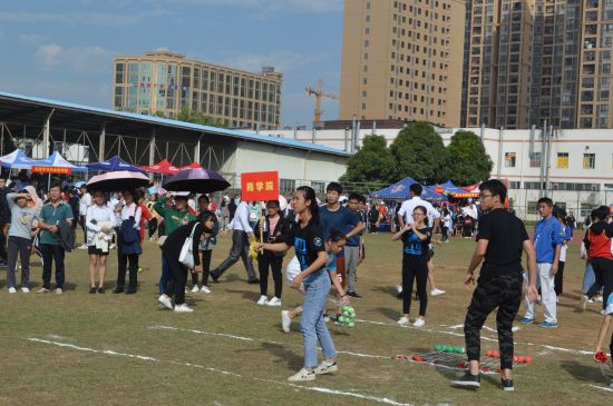 【2018广西民族大学校运会】背篓抛绣球:抛绣球,传激情