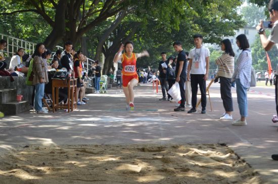 【2018广西民族大学校运会】女子三级跳:跃出自信,跃出风采