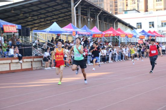 【2018年广西民族大学校运会】以棒相传,同筑辉煌——4×100米接力赛