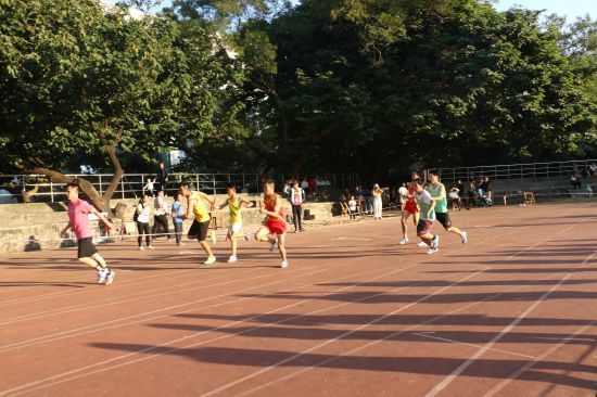 【2018年广西民族大学校运会】以棒相传,同筑辉煌——4×100米接力赛