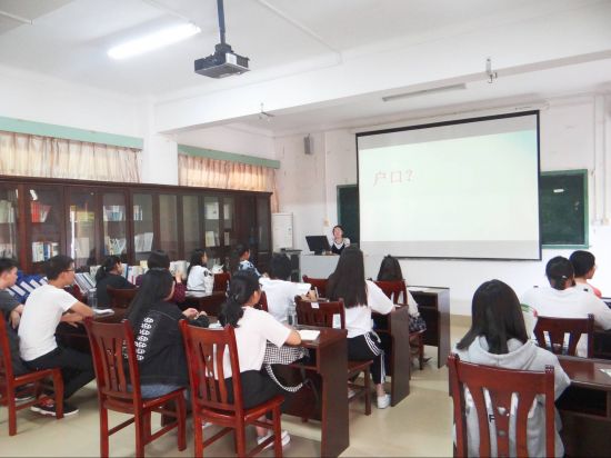 广西民族大学文学院举办出国留学专场讲座